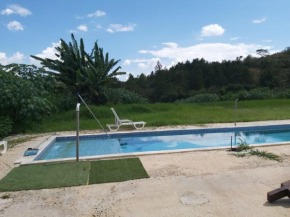 Chalé e piscina com salão para festas